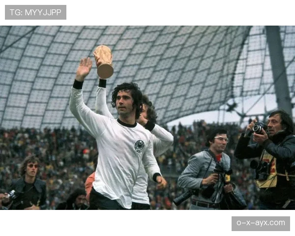 贝肯鲍尔“自由人”战术革新：重塑足球角色定位的深远影响