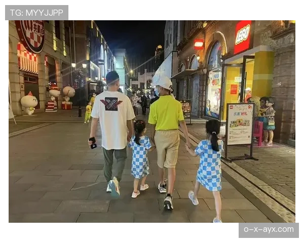 杨威训练时候像高冷明星，生活里却爱买菜拎着大袋子一点架子都没有？