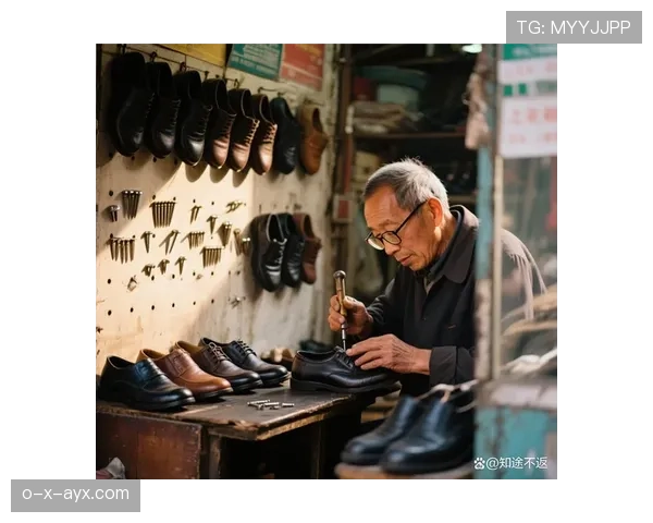 冯彦哲穿运动鞋逛奢侈品店，那表情像我们街角大爷一样随意我服了