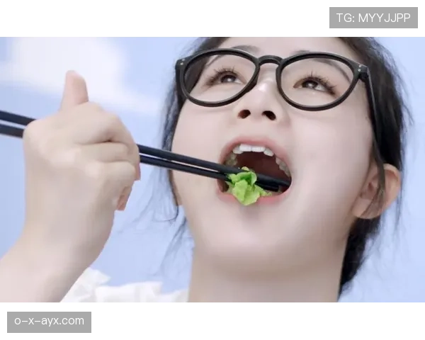 王欣瑜比赛完直接蹲路边啃面包，这自律程度我真看愣了